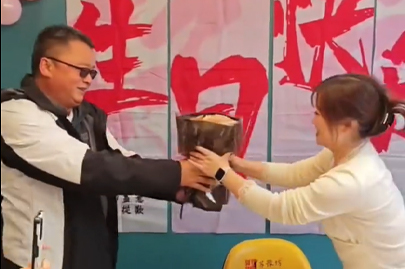 河南賽諾威生活的一面，同事生日其樂(lè)融融，員工一家親！我們不僅懂聚丙烯酰胺，我們更懂生活！